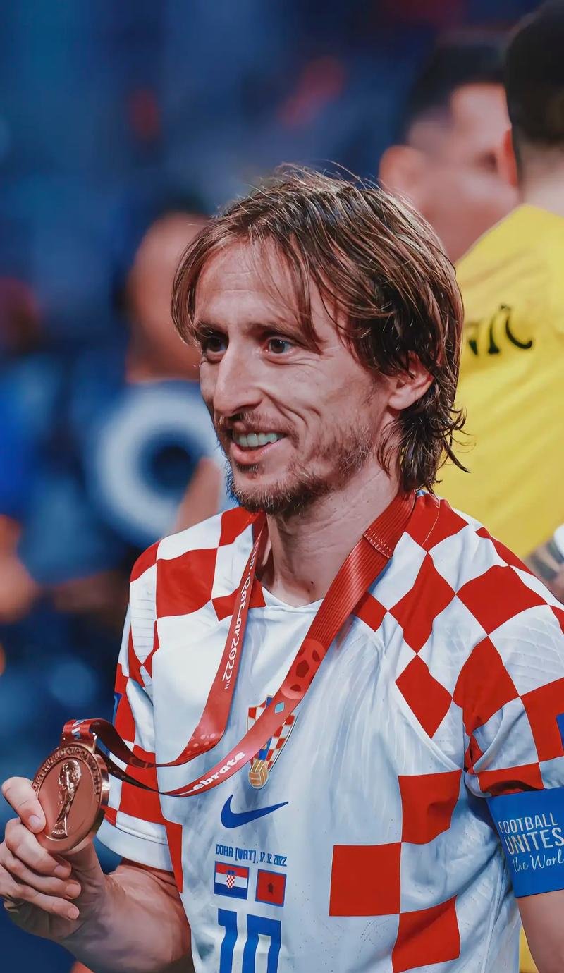 00：16 公牛发疯失控撞伤群众，民警20米外一枪精准毙命