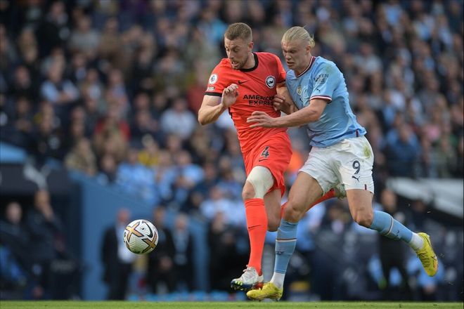 李晓旭首秀体能拉满，赛后累垮趴广告牌